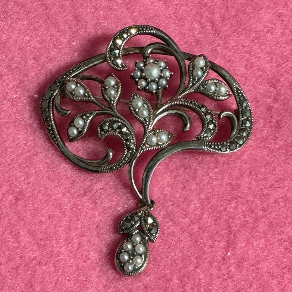 Mini Akoya Sea Pearl and Marcasite Brooch in 925 Silver LN